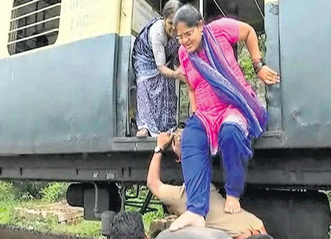 நடு வழியில் நின்ற ரயில்..  கர்ப்பிணி பெண்ணை முதுகில் சுமந்து தரையிறக்கிய காவலர்கள்!