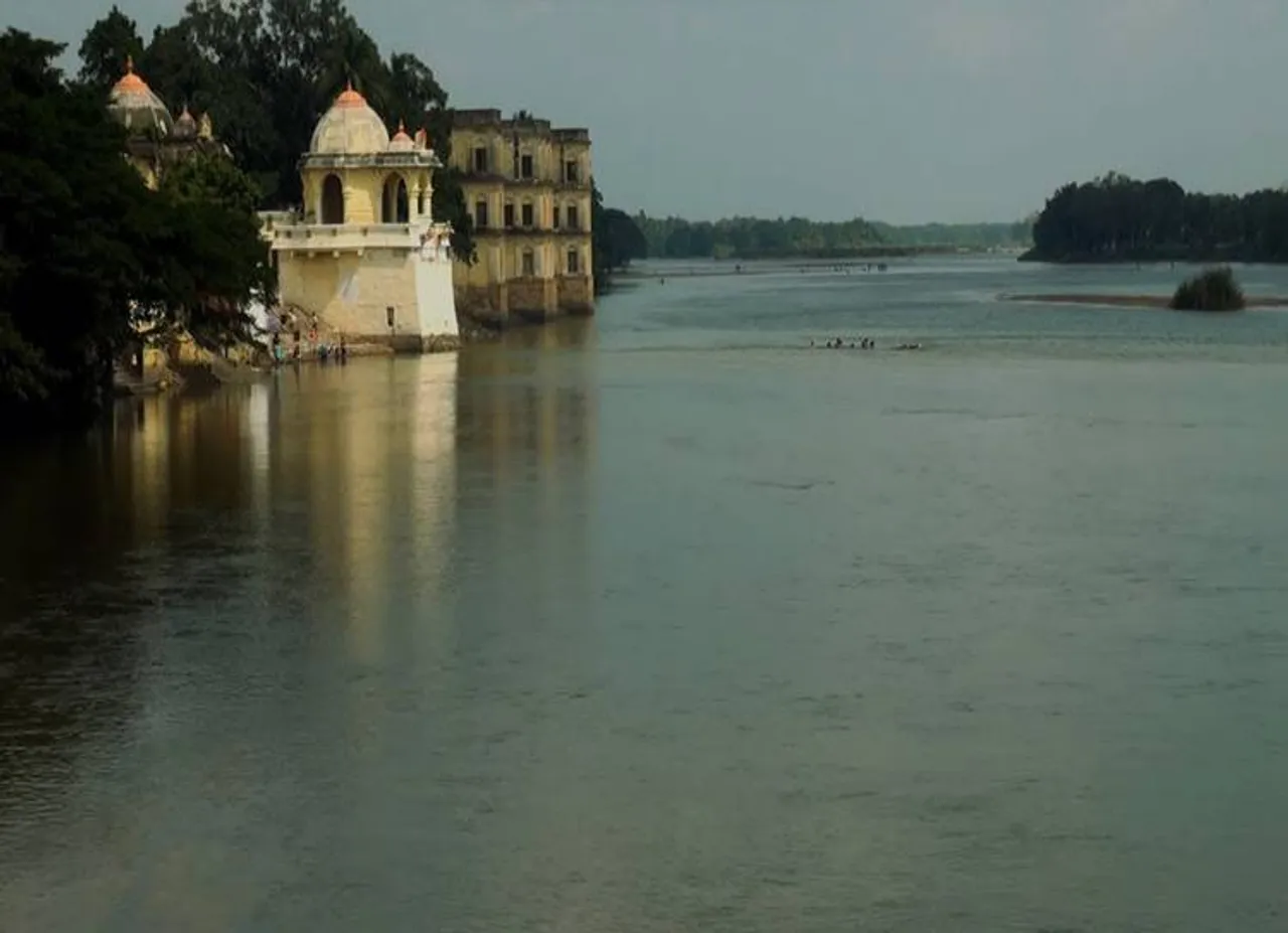 மேட்டூர் அணையில் இருந்து கூடுதல் நீர் திறப்பு... காவிரி கரையோர பகுதி மக்களுக்கு வெள்ள அபாய எச்சரிக்கை
