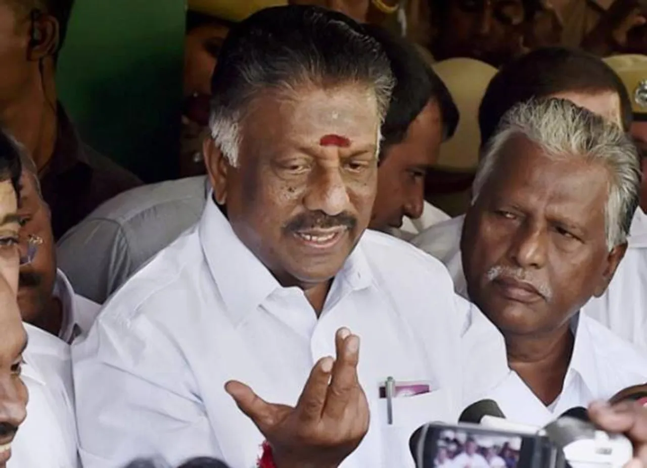 O.Panneerselvam at Karunanidhi Gopalapuram's House, AIADMK Leaders At Karunanidhi Residence, மு.கருணாநிதி இல்லத்தில் ஓ.பன்னீர்செல்வம்