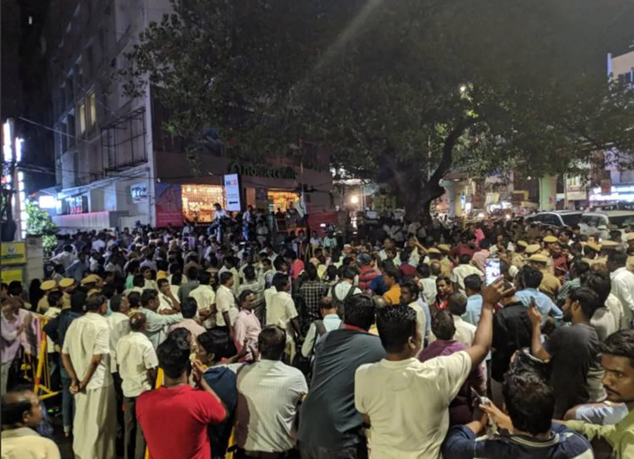 கருணாநிதி உடல்நிலை: பதற்றச் சூழலில் தொண்டர்களுக்கு நம்பிக்கை அளித்த மு.க.ஸ்டாலின்!