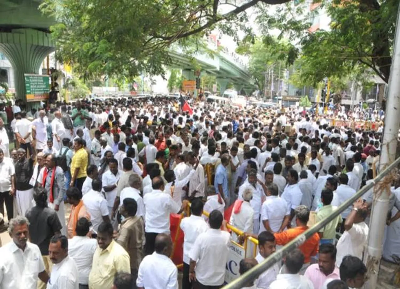 காவேரியில் கருணாநிதி: 'மிச்சமிருந்த தமிழகத்தின் கடைசி நம்பிக்கை' என தலைவர்கள் புகழாரம்