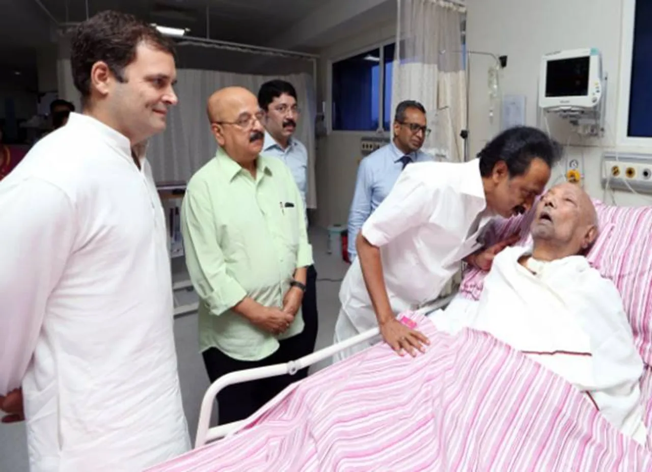 கண் திறந்து பார்க்கும் கருணாநிதி: புதிய புகைப்படம் வெளியீடு! தொண்டர்கள் உற்சாகம்!