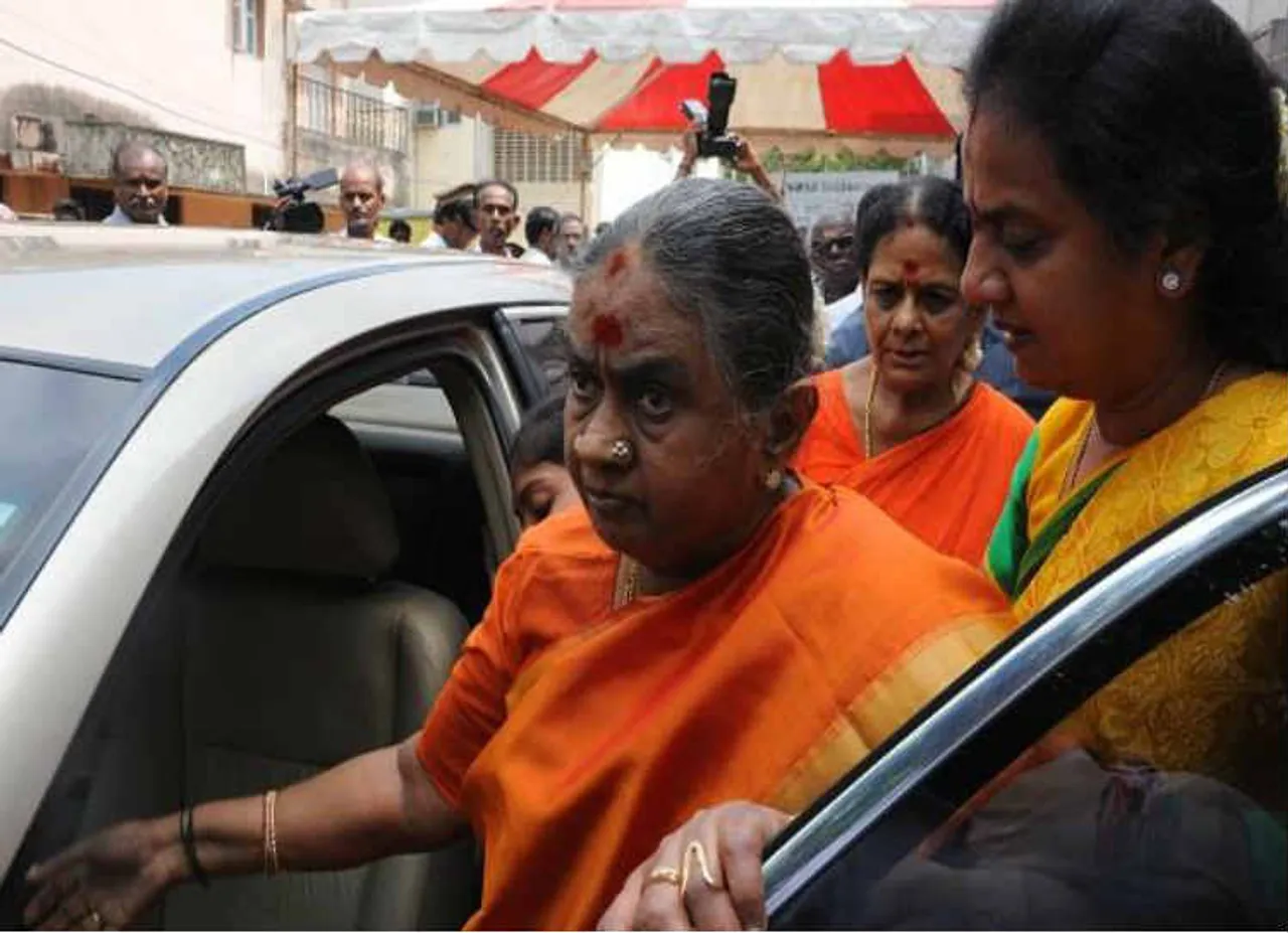 கருணாநிதி  உடல்நிலையில் பின்னடைவு: முதன்முறையாக காவேரி மருத்துவமனையில் தயாளு அம்மாள்!