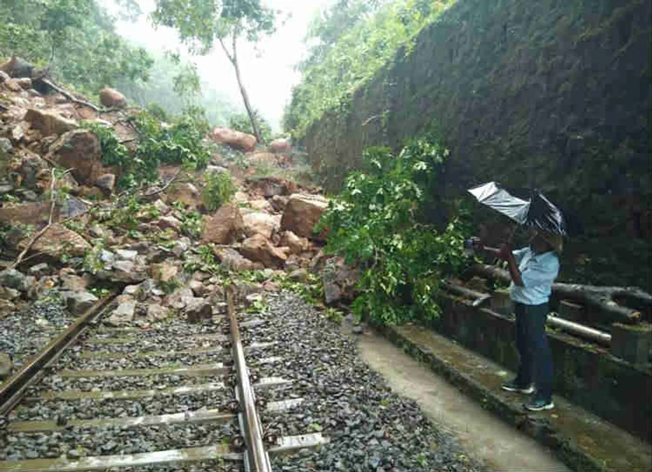 வெள்ள அபாய எச்சரிக்கை, மண் சரிவு