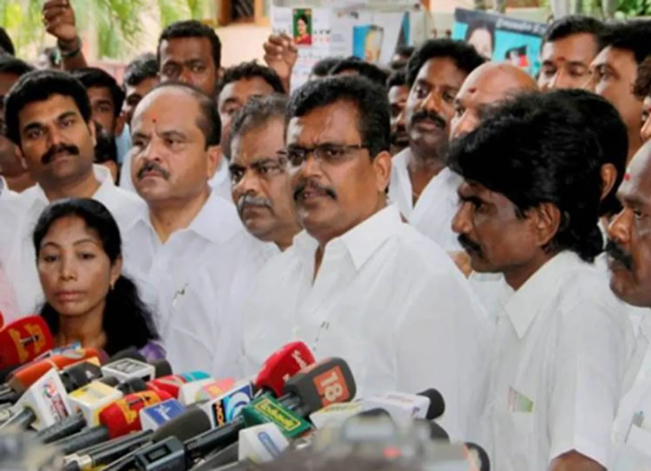 18 எம்.எல்.ஏ.க்கள் தகுதி நீக்க வழக்கு