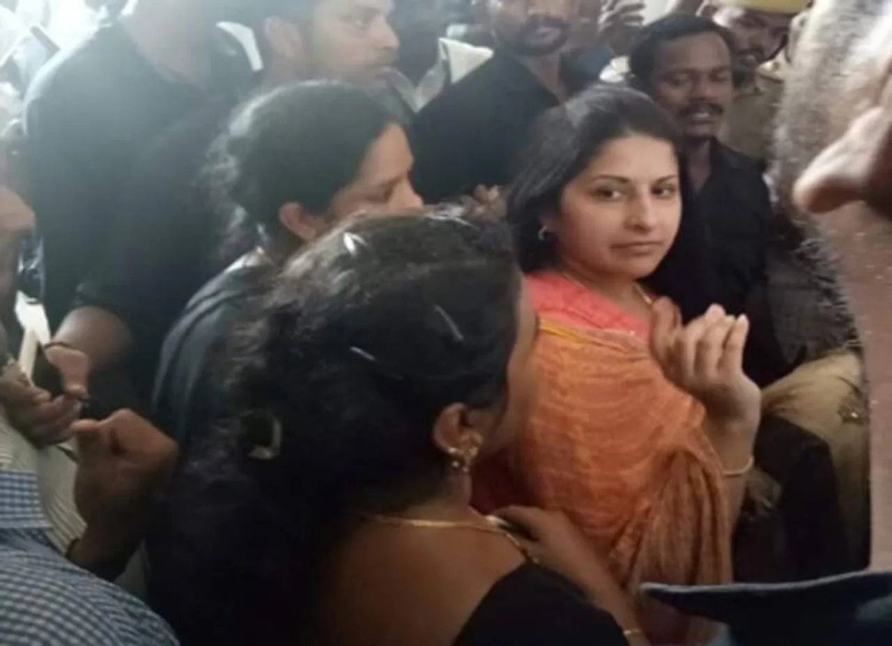 நடிகர் விஜய்யின் மனைவி சங்கீதா அஞ்சலி செலுத்திய போது