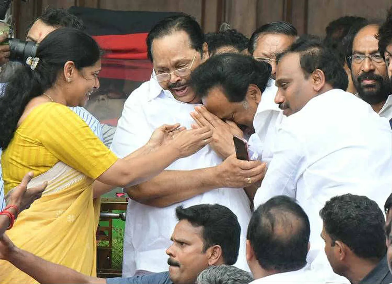 stalin cry, Karunanidhi Burial Place