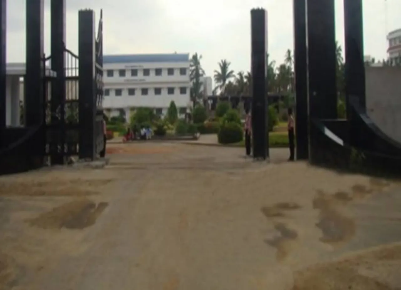 கல்லூரி நிர்வாக இயக்குனரின் செக்ஸ் டார்ச்சர்