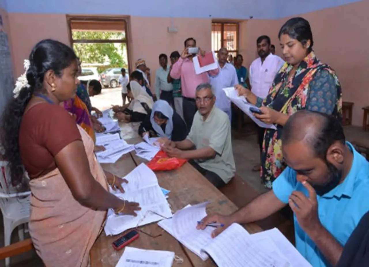 மூன்றாம் கட்ட வாக்காளர் பெயர் பட்டியல் திருத்த முகாம்