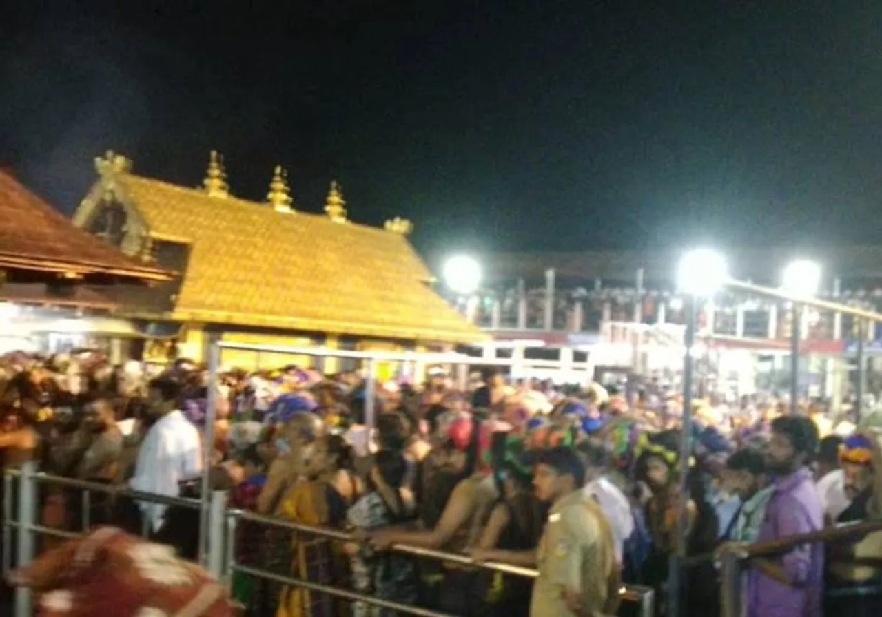 sabarimala women entry, sabarimala temple images, sabarimala temple, சபரிமலை சர்ச்சை, சபரிமலை போராட்டம், சபரிமலை பெண்களுக்கு அனுமதி
