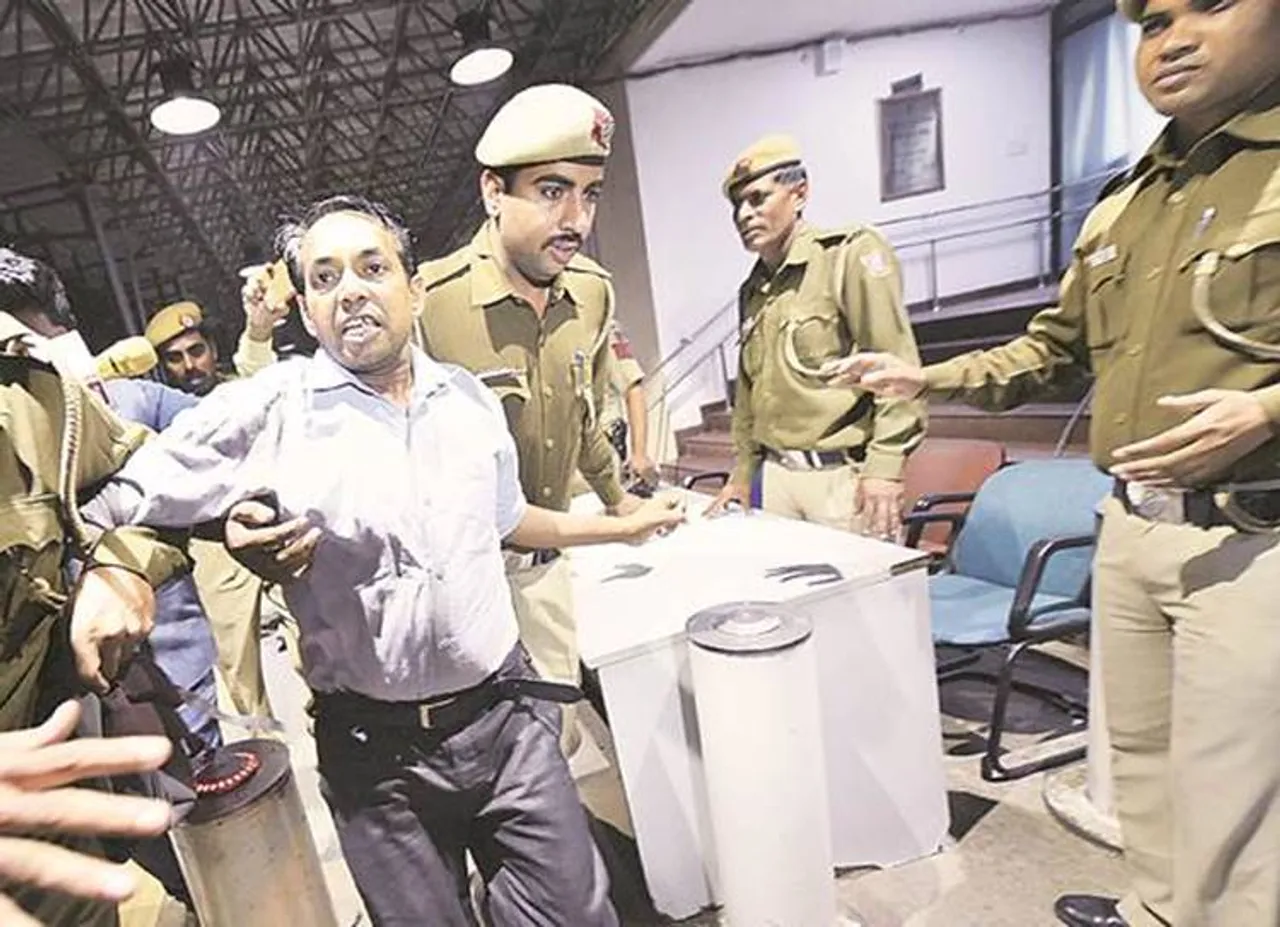 “பாஜக மட்டுமே இந்நாட்டில் தேசப்பக்தி கொண்ட ஒரே கட்சி”  - கெஜ்ரிவால் மீது மிளகாய் பொடி தூவியவர் பரபரப்பு