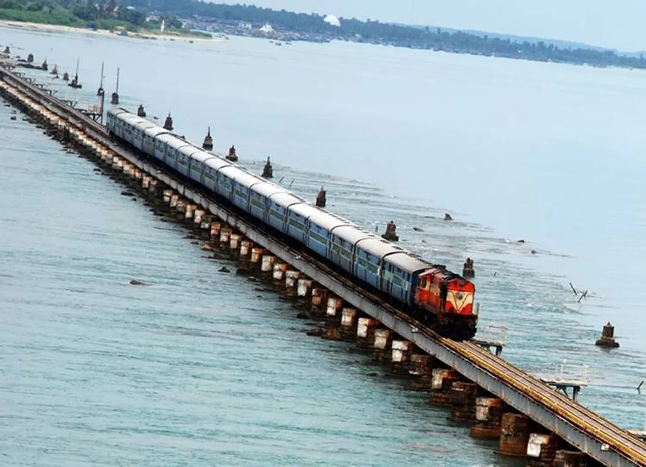 பாம்பன் பாலம், தெற்கு ரயில்வே, கஜ புயல் எதிரொலி ரயில்கள் ரத்து