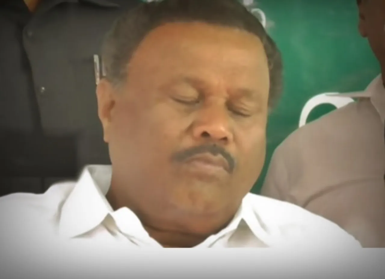 விழா மேடையில் தூங்கிய அமைச்சர் திண்டுக்கல் சீனிவாசன்... சப்போர்ட் கொடுத்து தூங்கிய மாவட்ட ஆட்சியர்