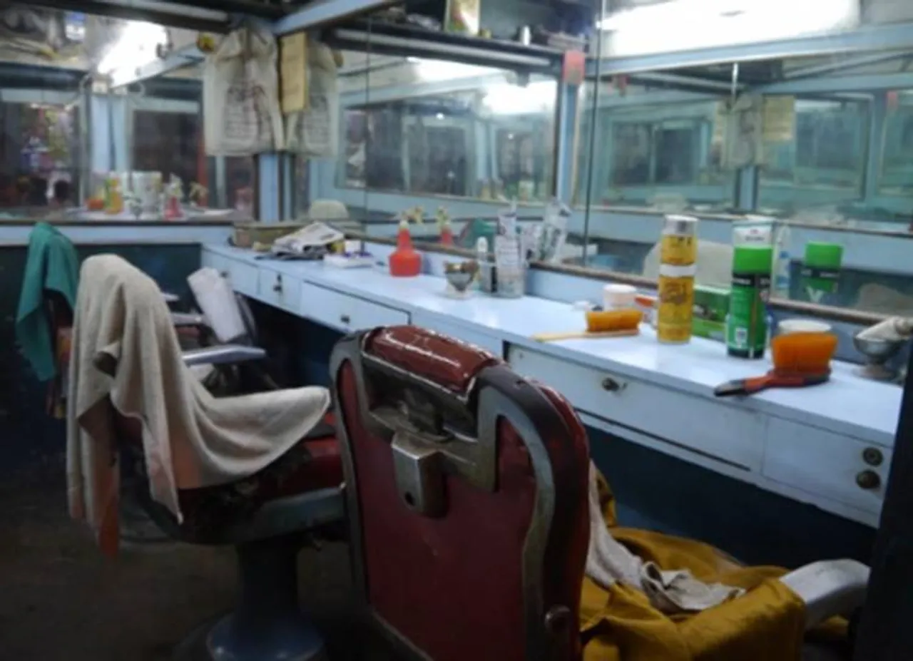 Two barbers in cyclone-hit TN town offer free hair cut to TNEB employees - மின் ஊழியர்களுக்கு இலவச முடி திருத்தம்! நெகிழ வைத்த தொழிலாளிகள்