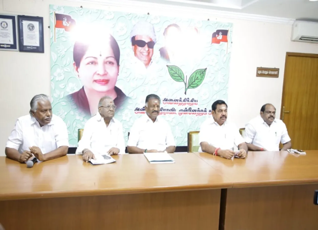 'ஜெயலலிதா இல்லாமல் தேர்தலை சந்திக்கிறோம்; முழு உழைப்பை கொடுங்கள்'- மாவட்டச் செயலாளர்கள் கூட்டத்தில் முதல்வர் பழனிசாமி