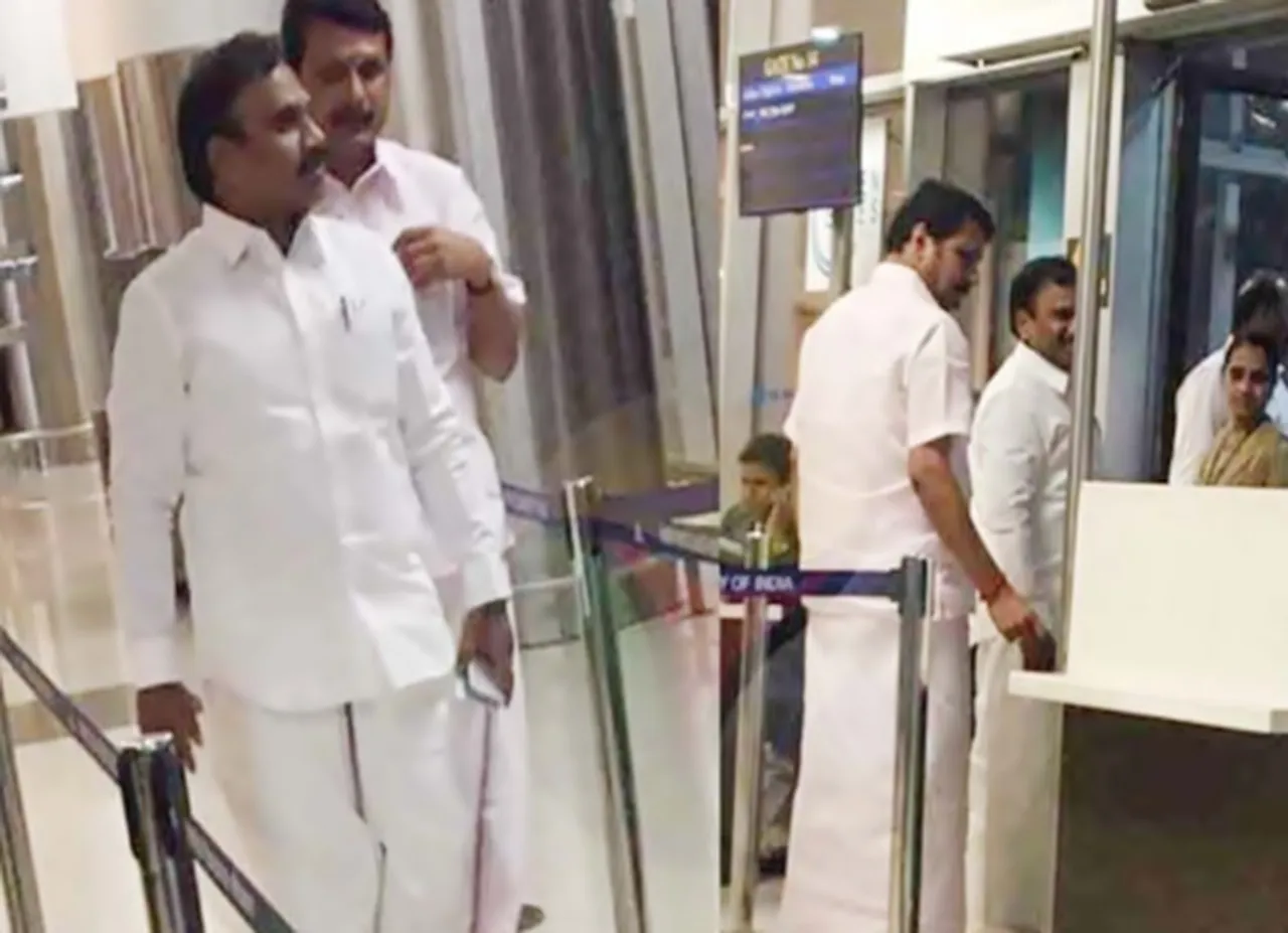 ஆ.ராசாவுடன் செந்தில் பாலாஜி இருக்கும் புகைப்படம் உண்மைதானா? வாய்ப்பே இல்லை என தங்க தமிழ்ச் செல்வன் மறுப்பு