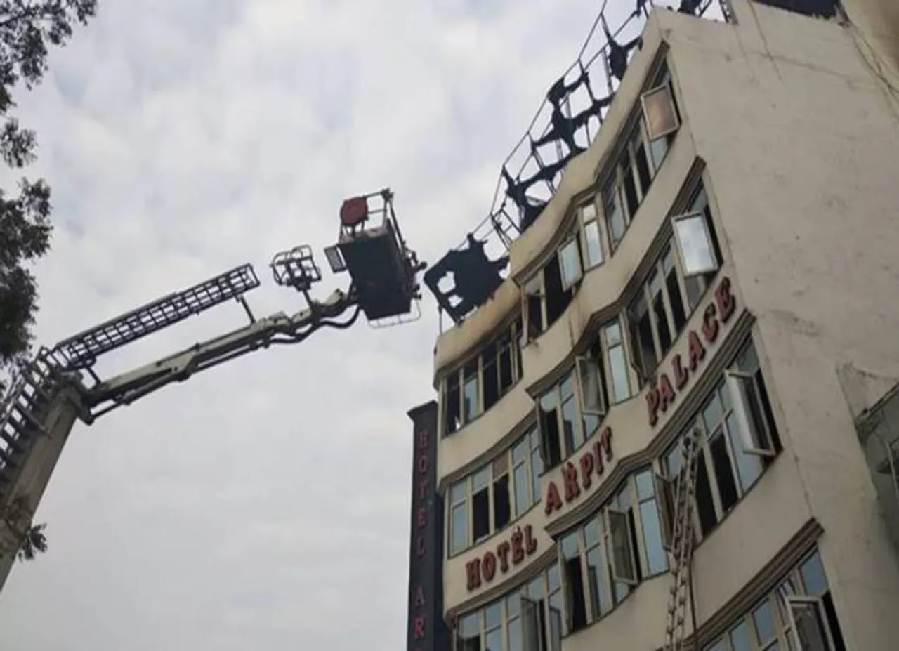 Karol Bagh Hotel Arpit Palace fire accident: 17 dead, rescue operations underway - டெல்லி ஹோட்டலில் அதிகாலை நிகழ்ந்த தீ விபத்து! 17 பேர் உயிரிழந்த சோகம்!