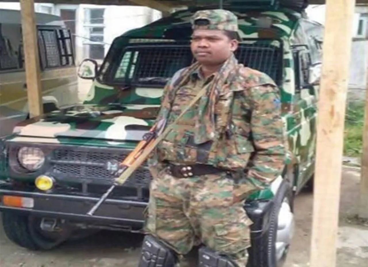 CRPF jawan sivachandran ariyalur district pulwama attack - 'நான் அவரை உடனே பார்க்கணும்; கூட்டிட்டுப் போங்க!' - கதறும் மனைவி... ஆறுதல் சொல்ல முடியாமல் தவிக்கும் கிராமம்