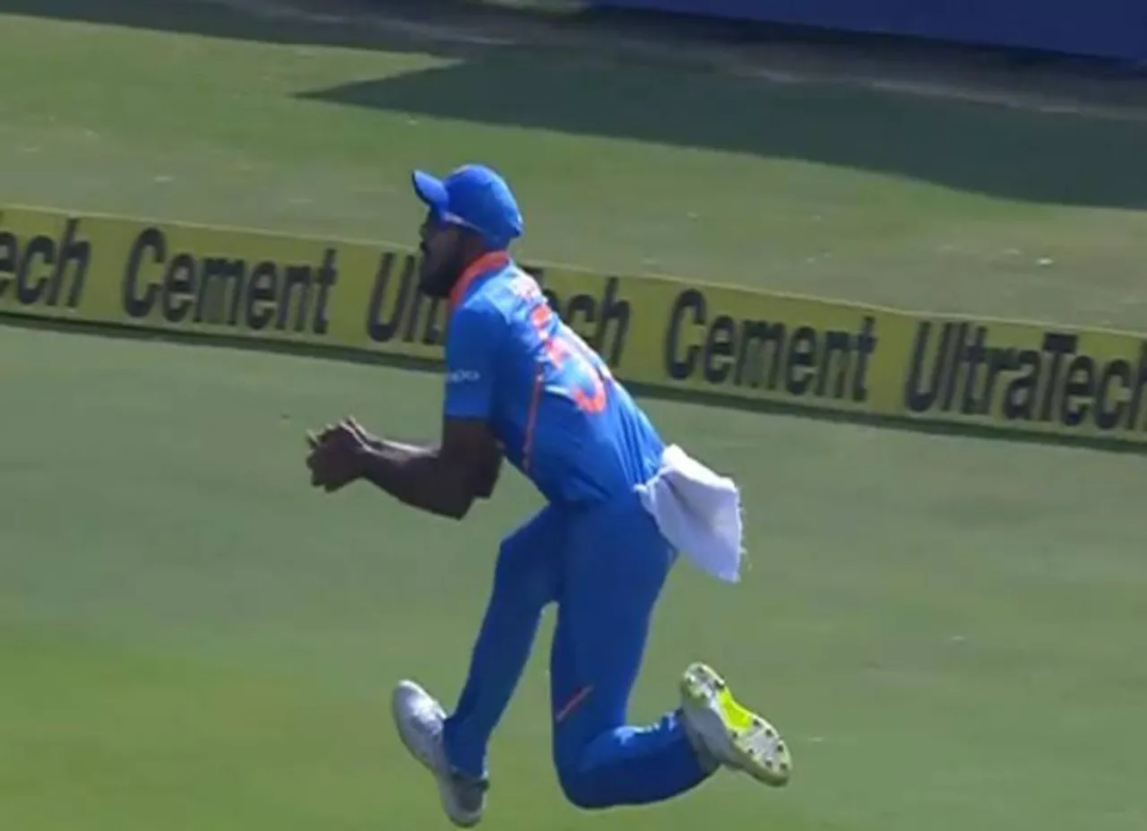 Vijay shankar catch India vs australia 1st ODI - டீப் மிட் விக்கெட்டில் விஜய் ஷங்கரின் வாவ் கேட்ச்! கொண்டாடிய தோனி, கோலி!