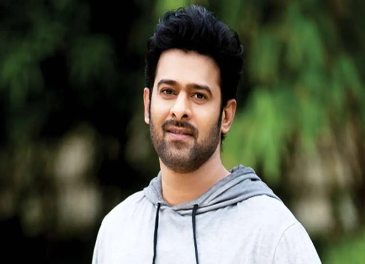 An excited fan unexpectedly slaps Prabhas and his expression is priceless - watch video - ஆர்வ மிகுதியில் கன்னத்தில் அறைந்த ரசிகை! உடனே ரியாக்ட் செய்த பிரபாஸ் (வீடியோ)