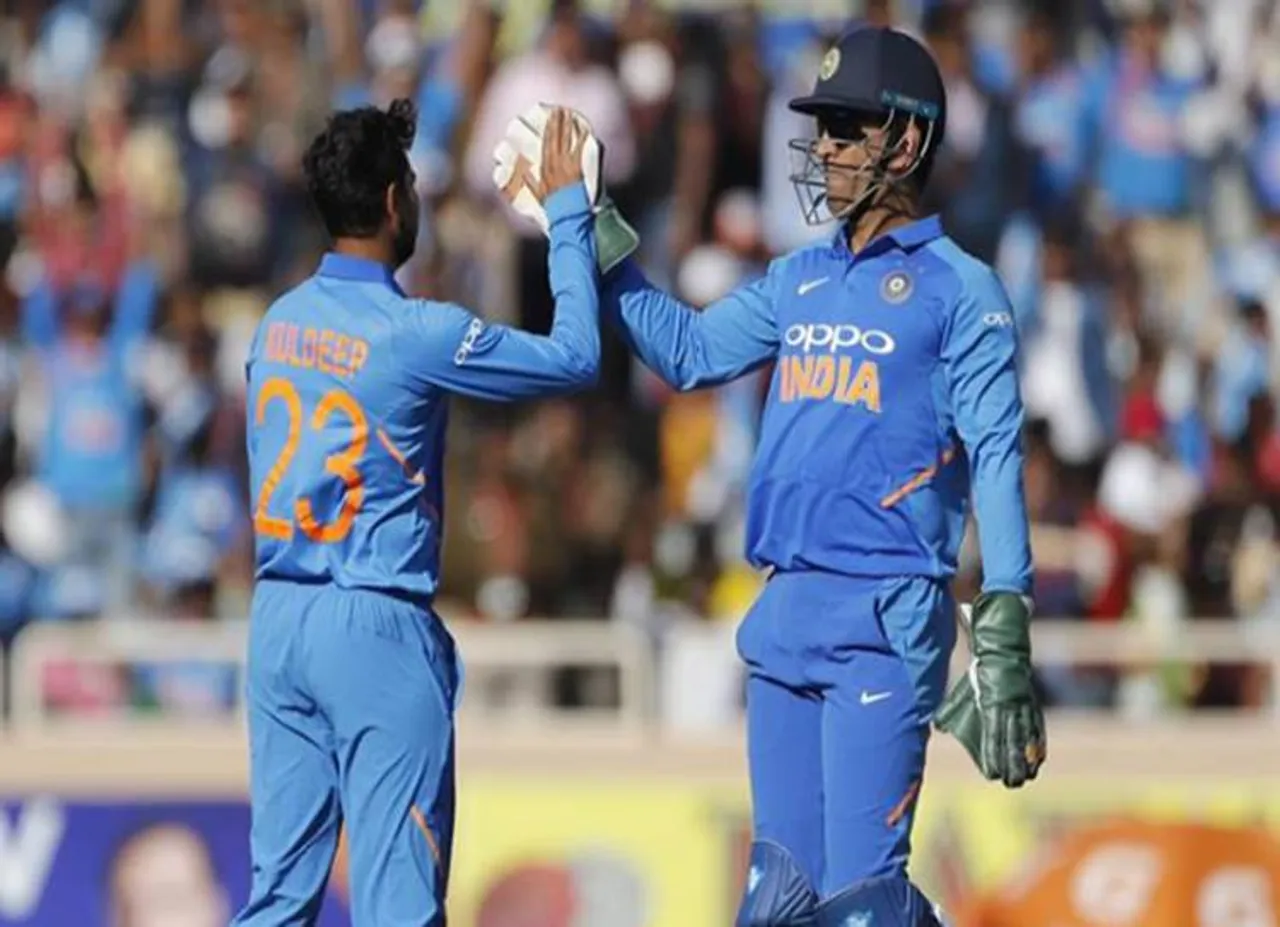 WATCH: MS Dhoni, Ravindra Jadeja pull off sensational run out in Ranchi - மேக்ஸ்வெல் ரன் அவுட், தோனி ரன் அவுட், ஜடேஜா ரன் அவுட், இந்தியா vs ஆஸ்திரேலியா