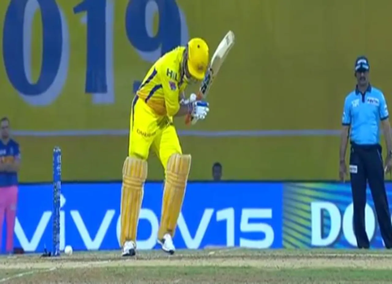ipl 2019 csk vs rr dhoni survives after ball hits stumps - இது சிஎஸ்கே கோட்டை என்பதற்கு வேறு என்ன உதாரணம் வேண்டும்? அவுட்டில் இருந்து தோனி தப்பித்த கதை!