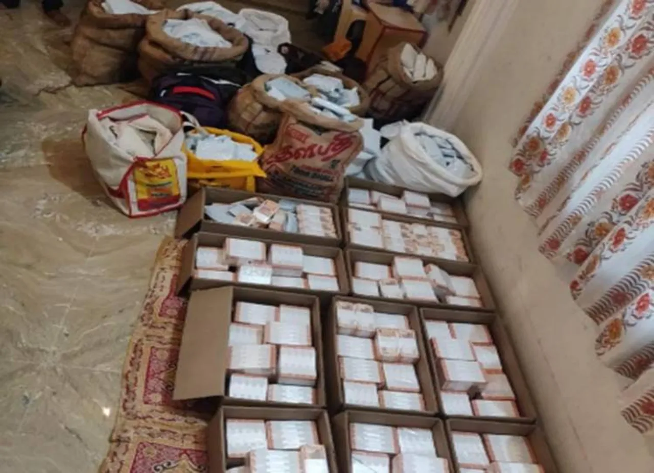 Income Tax Department Raid Vellore, High amount of money seized in IT Raid at Vellore constituency cement godown - வேலூர் சிமெண்ட் குடோனில் கோடிக்கணக்கில் சிக்கிய பணம்! வெளியான பரபரப்பு வீடியோ