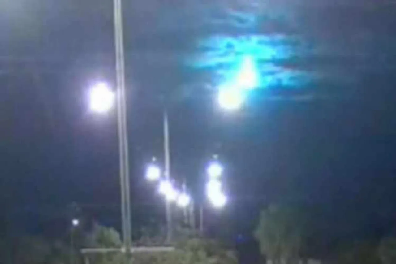 meteor, lighting, cctv, viral, australia, விண்கல், மின்னல், கண்காணிப்பு கேமிரா, ஆஸ்திரேலியா