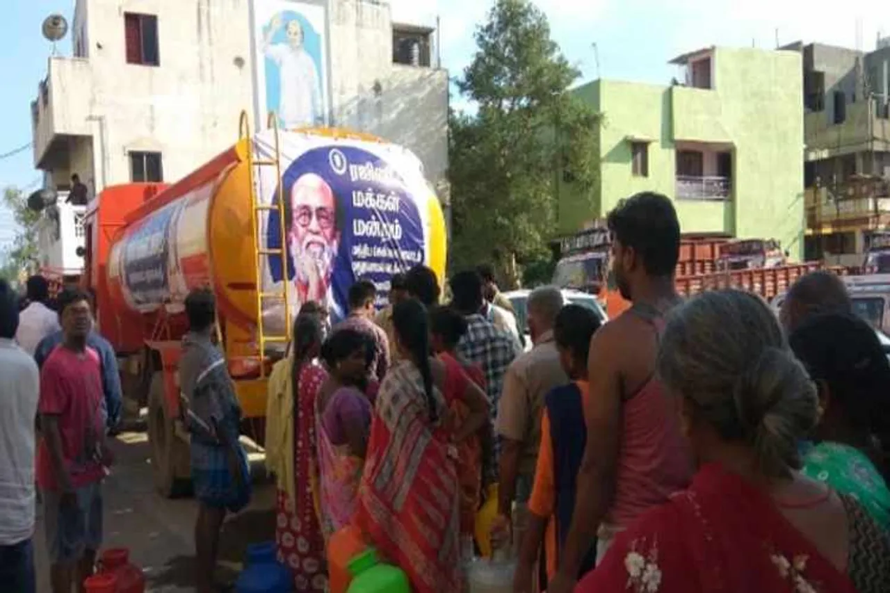 chennai, chennai water crisis, water crisis, chennai water, rajini, rajini fans club, rajini fansclub chennai, water distribution, சென்னையில் தண்ணீர் தட்டுப்பாடு, ரஜினி மக்கள் மன்றம்