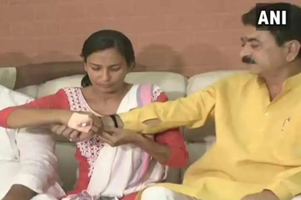 gujarat, bjp, mla, balram thawani, ncp, neetu tejwani, water supply, assault, apology, குஜராத், பா.ஜ. எம்.எல்,ஏ. பல்ராம் தவானி, தேசியவாத காங்கிரஸ் கட்சி, நீத்து தேஜ்வானி, தண்ணீர் விநியோகம், தாக்குதல், மன்னிப்பு