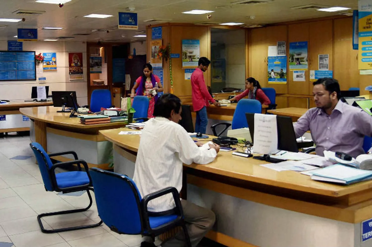 RBI new guidelines - resolve customer complaint with in five says - or rs. 100 penalty per day