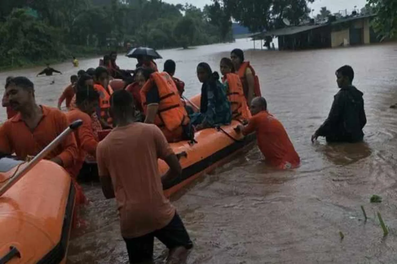 mumbai, maharashtra, heavy rain, mahalaxmi express train, passengers, மும்பை, மகாராஷ்டிரா, கனமழை, வெள்ளம், மகாலட்சுமி எக்ஸ்பிரஸ் ரயில், பயணிகள்