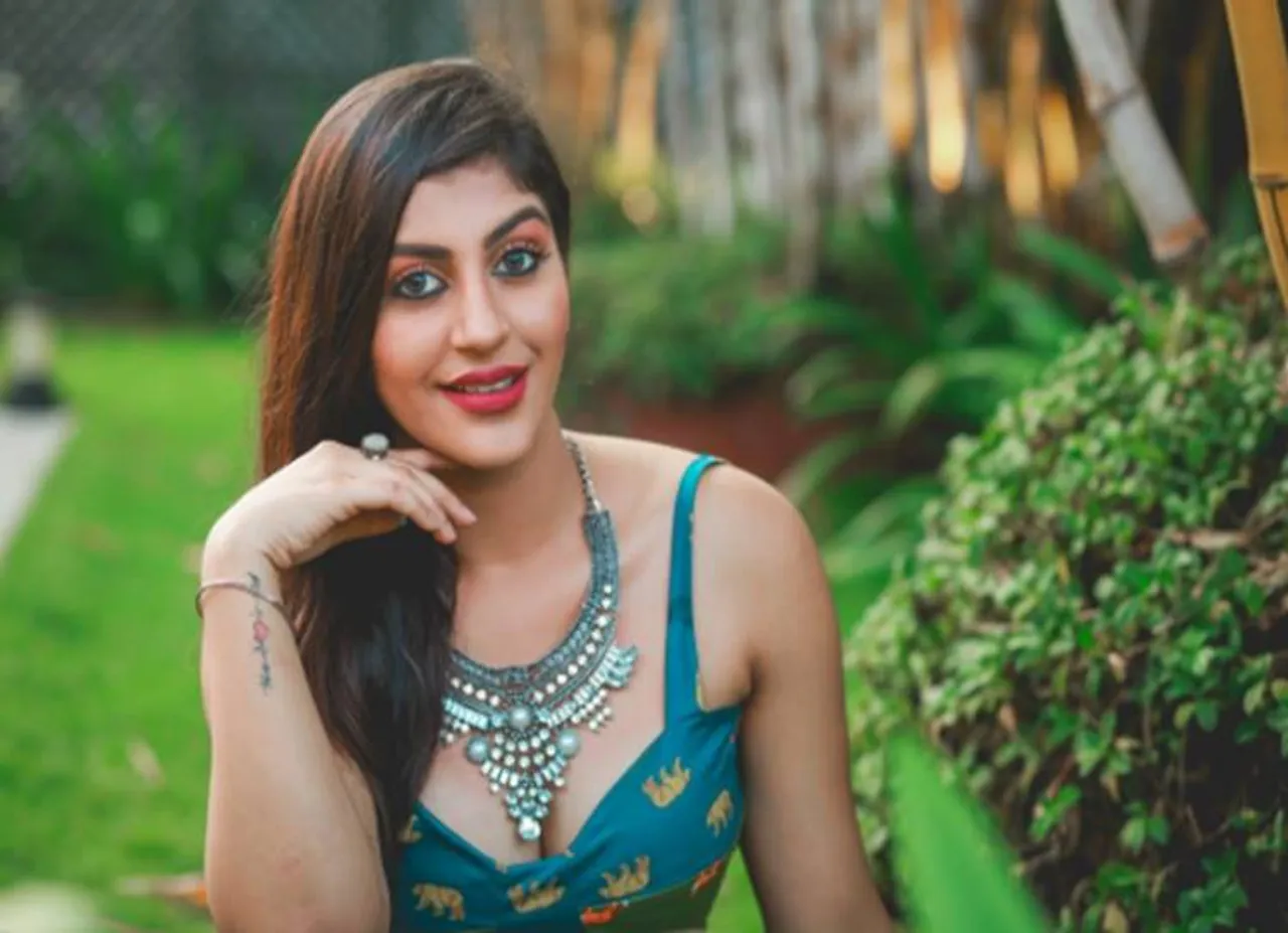 Yashika Aannand's boyfriend kisses her in front of Aishwarya - ஐஸ்வர்யா முன்பே யாஷிகா ஆனந்துக்கு முத்தமிட்ட ஆண் நண்பர்! (வீடியோ)