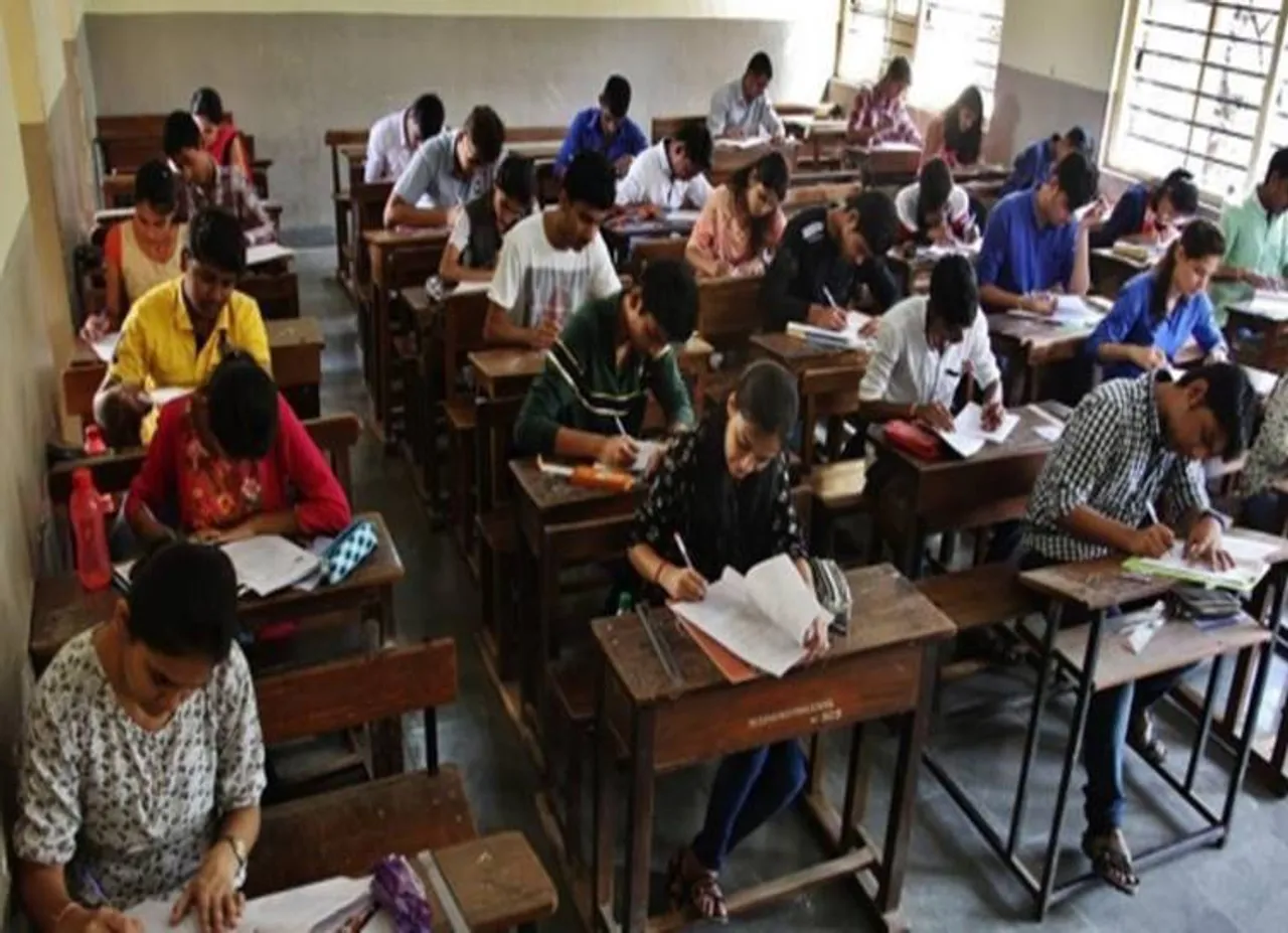 இனி இந்தி, ஆங்கிலத்தில் மட்டுமே தபால்துறை தேர்வு! - தமிழகத்தில் வலுக்கும் எதிர்ப்புக் குரல்