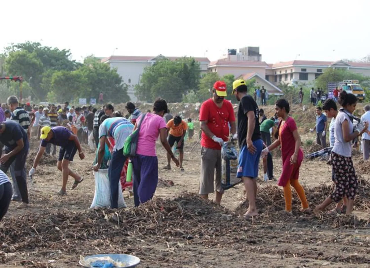 Chitlapakkam lake revival hit as waste water let in - தொடரும் சோதனைகள்; அசராத சிட்லபாக்கம் மக்களின் அர்ப்பணிப்பால் 'கலங்கும்' ஏரி!