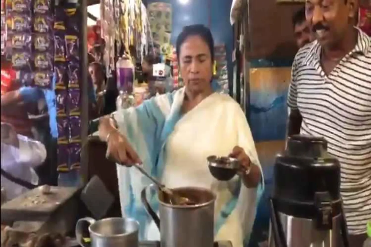 West Bengal CM Mamata Banerjee prepares tea, டீ கடைக்குச் சென்ற மம்தா பானர்ஜி, மேற்கு வங்க முதலமைச்சர் மம்தா பானர்ஜி, Mamata Banerjee, west bengal, dhiga,