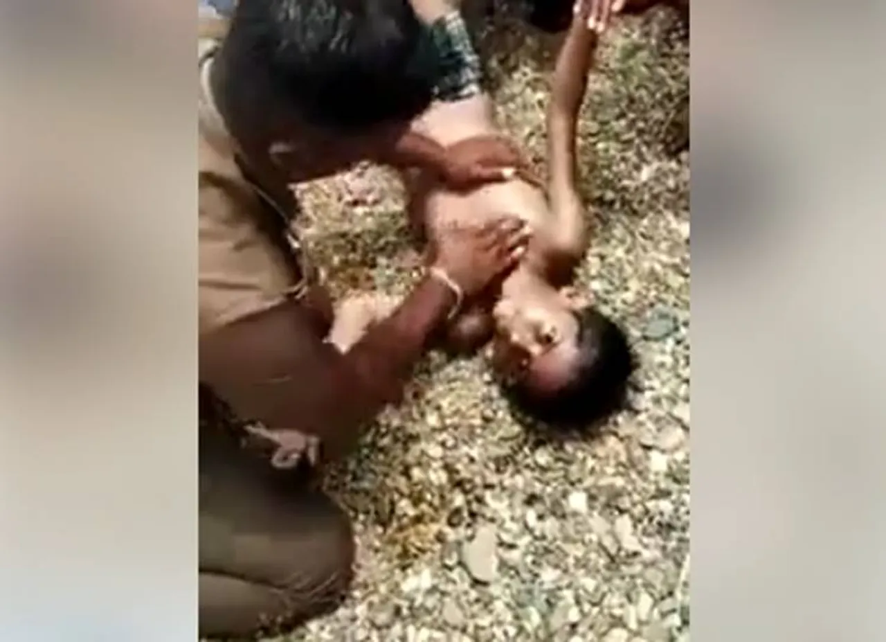 fire service men saved young boy life thiruchengodu bhavani river - ஆடி பெருக்கு நாளில் பவானி ஆற்றில் மூழ்கிய சிறுவன்! முதலுதவி செய்து காப்பாற்றிய அக்னி பகவான்கள்! (வீடியோ)
