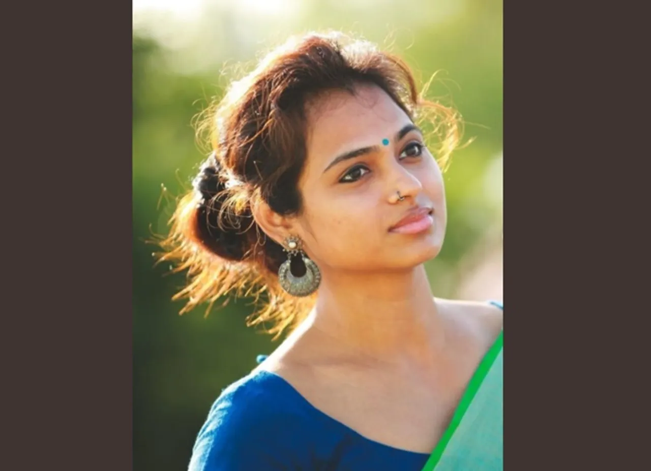 Joker Heroine Ramya Pandian saree photo shoot goes viral - கவர்ச்சி போட்டோ ஷூட் வெளியிட்ட 'ஜோக்கர்' பட ஹீரோயின்! ரசிகர்கள் அதிர்ச்சி!