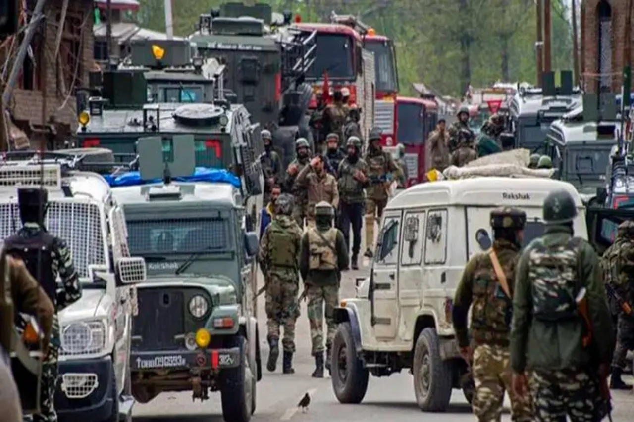 jammu and kashmir Three militants killed in encounter Batote area - 3 தீவிரவாதிகள் சுட்டுக் கொலை; பிணைக் கைதிகள் மீட்பு - ஜம்முவில் ராணுவம் அதிரடி