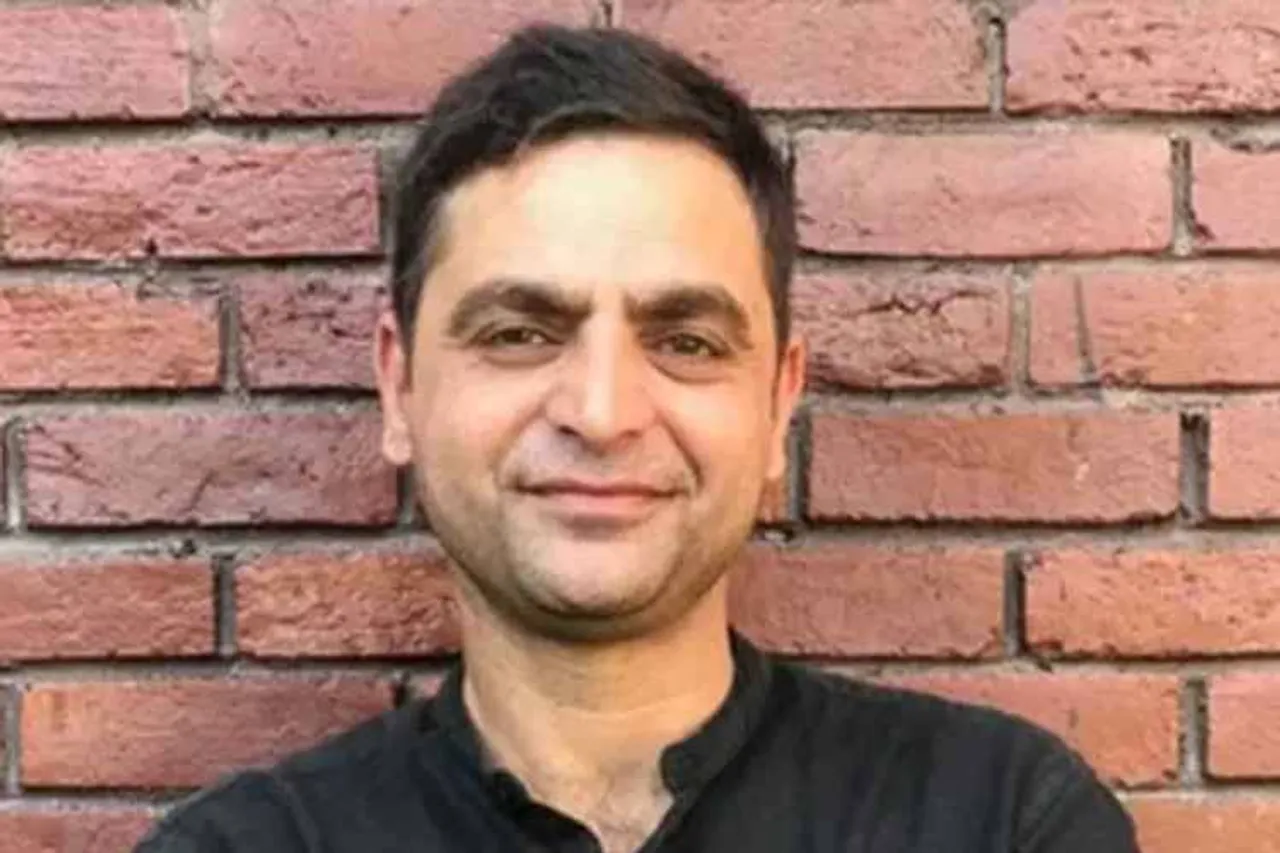 kashmir journalist stopped to fly internationally, gowhar geelani journalist stopped at airport, காஷ்மீர் பத்திரிகையாளர் ஜிலானி, பத்திரிகையாளர் தடுத்து நிறுத்தம், article 370, jammu and kashmir, kashmir news, article 35a, gowhar geelani stopped to travel, kashmiri journalist stopped to travel, Tamil indian express news