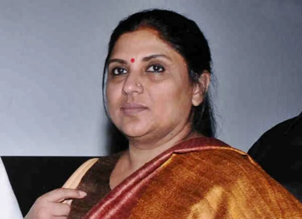 actress sripriya condemns vijay tv anchors for teasing physical appearance - உருவ கேலியில் ஈடுபடுகிறதா விஜய் டிவி? -ஸ்ரீப்ரியா கடும் தாக்கு