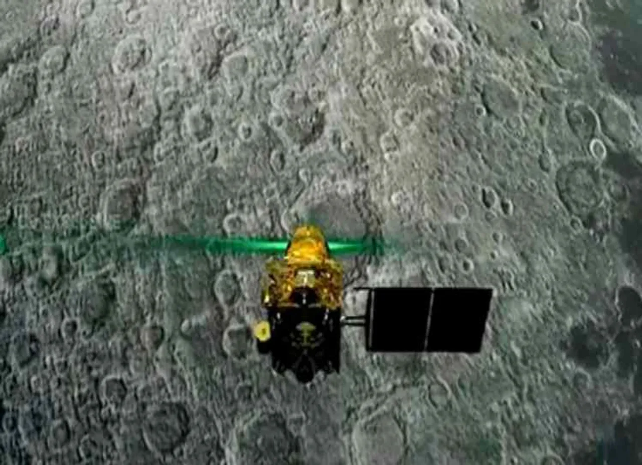 NASA lunar probe to fly over landing site tomorrow new light on Vikram lander chandryaan 2 - மீண்டும் உயிர்த்தெழுமா விக்ரம் லேண்டர்? - செப்.17 அன்று புதிய தகவல்களை வெளியிடும் நாசா
