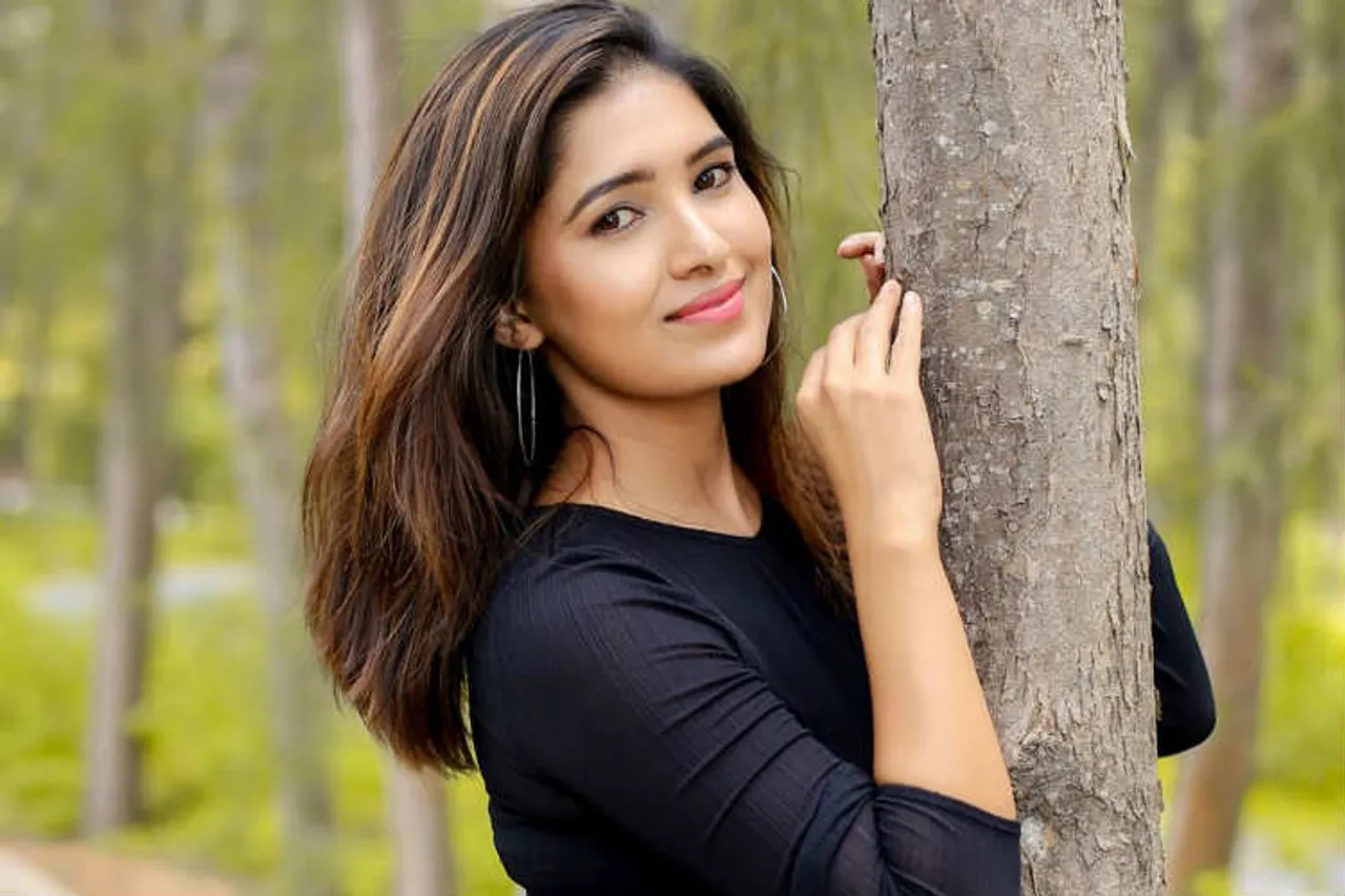 Vani Bhojan, oh my kadavule mobile number