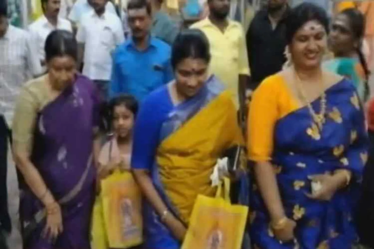 Durga Stalin worshiped in Palani Murugan Temple, Durga Stalin in Palani Murugan Temple, Durga Stalin, பழனியில் துர்கா ஸ்டாலின், பழனி முருகன் கோயிலில் கந்த சஷ்டி விழா, கந்த சஷ்டிவிழா, துர்கா ஸ்டாலின் பழனி முருகன் கோயிலில் தரிசனம், Durga Stalin wife of MK Stalin, Palani Murugan Kandha Sashti festival, Kandha Sashti fasting, worshiped in Palani Murugan Temple