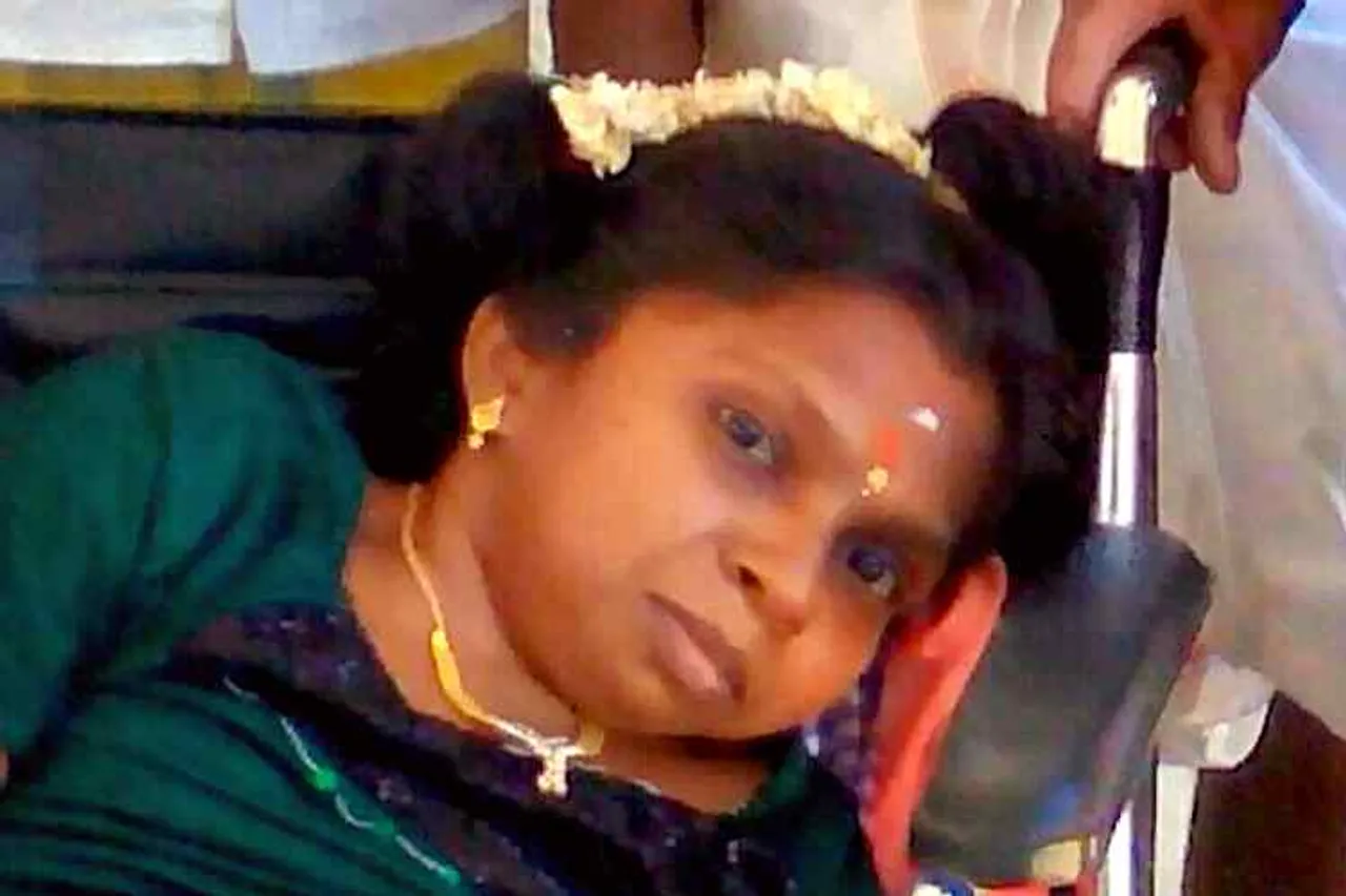 Yazhini sri, Yazhini sri poet interview, Marappaachiyin kanavugal poem collection, Marappaachiyin kanavugal, யாழினி ஸ்ரீ நேர்காணல், கவிஞர் யாழினி ஸ்ரீ, poem collection released by Kutti Revathi, poem prized by Vijay Sethupathy, Actor Vijay Sethupathy,Yazhini sri poem, Yazhini Sri Tamil poem