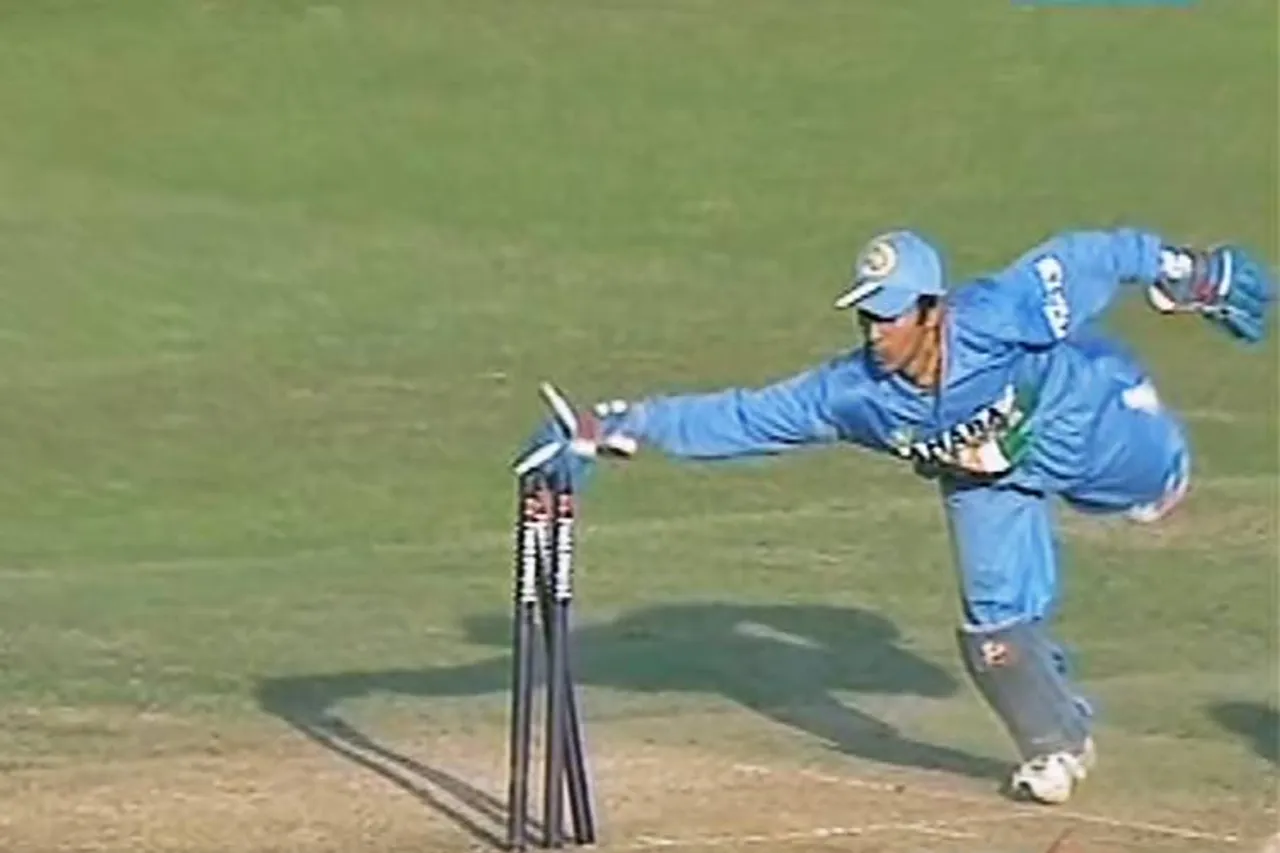 dinesh karthik best stumping michael vaughan - தோனி அந்த இடத்தில் இருந்திருந்தால் என்ன செய்திருப்பார்? இங்கிலாந்து வீரரை அலற வைத்த தினேஷ் கார்த்திக் ஸ்டெம்பிங்