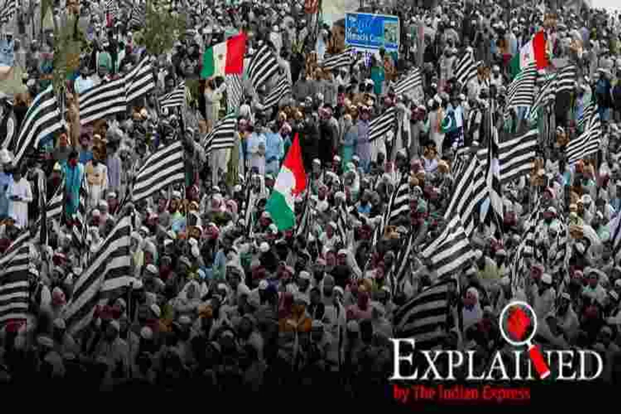 azadi march, Azadi March in Pakistan, azadi march pakistan, pakistan azadi march, pakistan economy, பாகிஸ்தானில் ஆசாதி பேரணி, இம்ரான் கான், பாகிஸ்தான், pakistan economy growth, imran khan, pakistan prime minister, jamiat-e-ulema-islami leader maulana fazlur rehman, மௌலானா ஃபஸ்லுர் ரெஹ்மான், the indian express explained, Tamil indian express