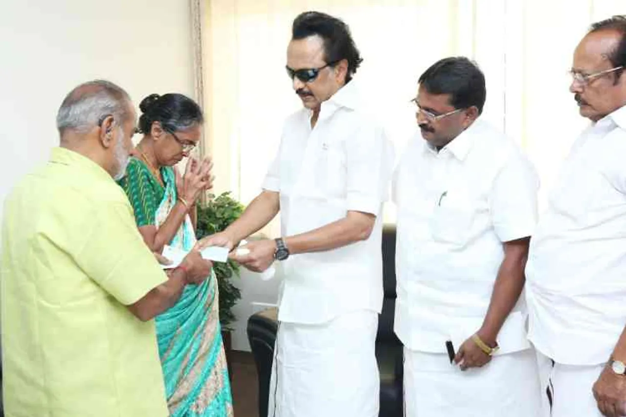 MK Stalin gives rs 5 lakh, rajeswari lost her leg in falgpole slided accident, மு.க.ஸ்டாலின், அதிமுக கொடி கம்பம் சரிந்து விபத்து, ராஜேஸ்வரி, மு.க.ஸ்டாலின் நிதியுதவி, aiadmk falgpole slides, coimbotore, dmk, admk flagpole, rajeswari