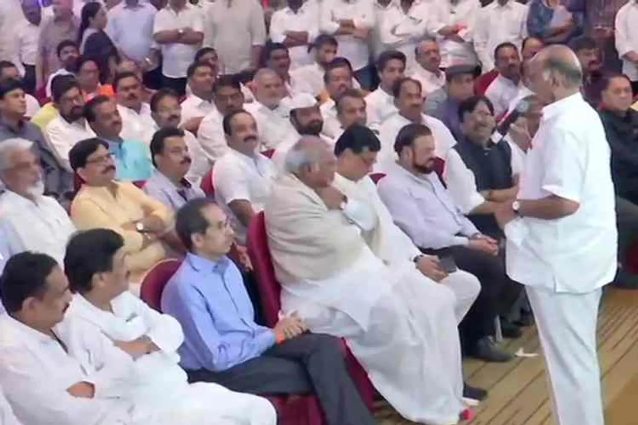 Maharastra Floor test supreme court hearings - பட்னாவிஸ் அரசு நம்பிக்கை வாக்கெடுப்பு எப்போது? உச்ச நீதிமன்றம் இன்று தீர்ப்பு
