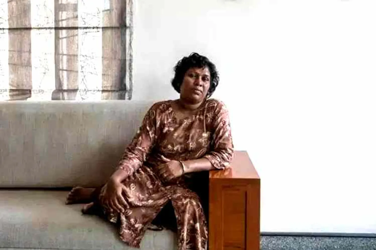 sabarimala, sabarimala verdict, sabarimala temple, bindu amminim trupti desai, trupti desai sabarimala, பிந்து அம்மினி, சபரிமலைக்கு வந்த பெண் பிந்து அம்மினி, பிந்து அம்மினி மீது மிளகாப்பொடி ஸ்பிரே, இந்து ஹெல்ப்லைன் ஆர்வலர் கைது, sabarimala protests, sabarimala women entry, sabarimala law, sabarimala kerala